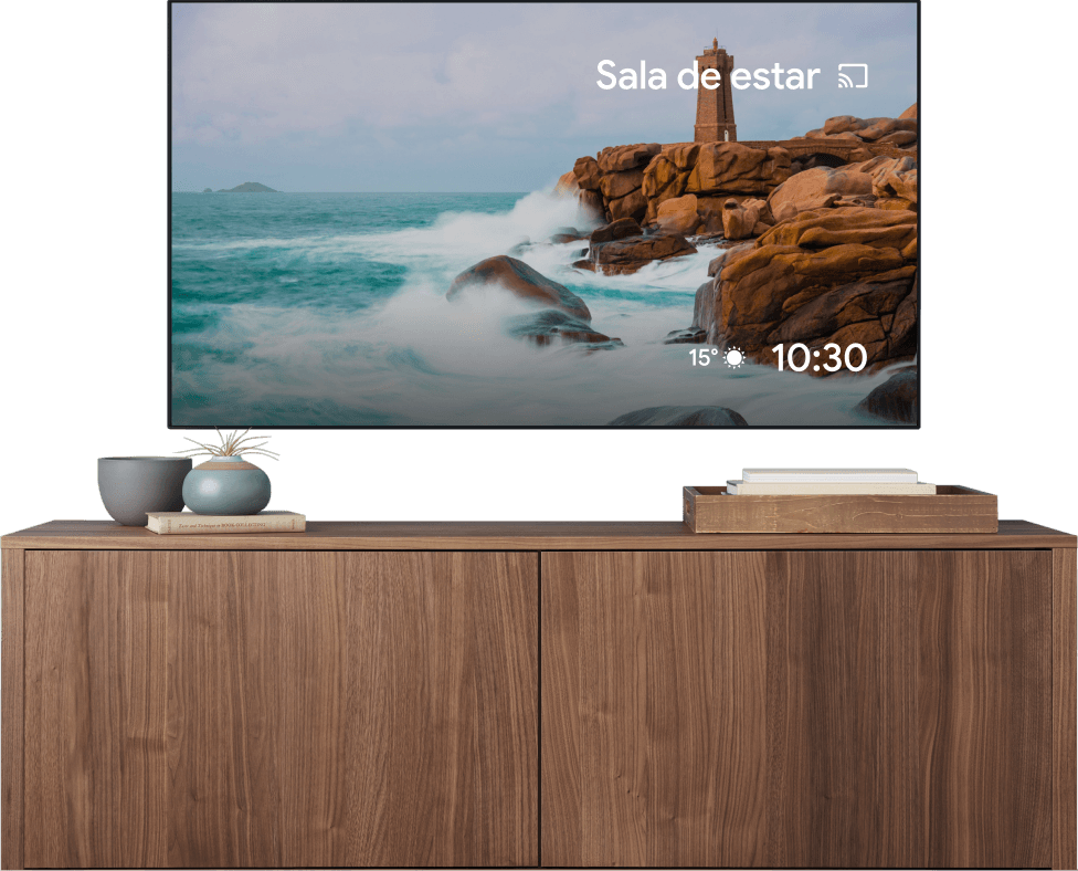 Ecrã de TV a mostrar um vídeo de uma pessoa a estender massa com um rolo da massa e a mostrar que o mesmo vídeo está 6666666666666666666666a ser transmitido a partir de um portátil.